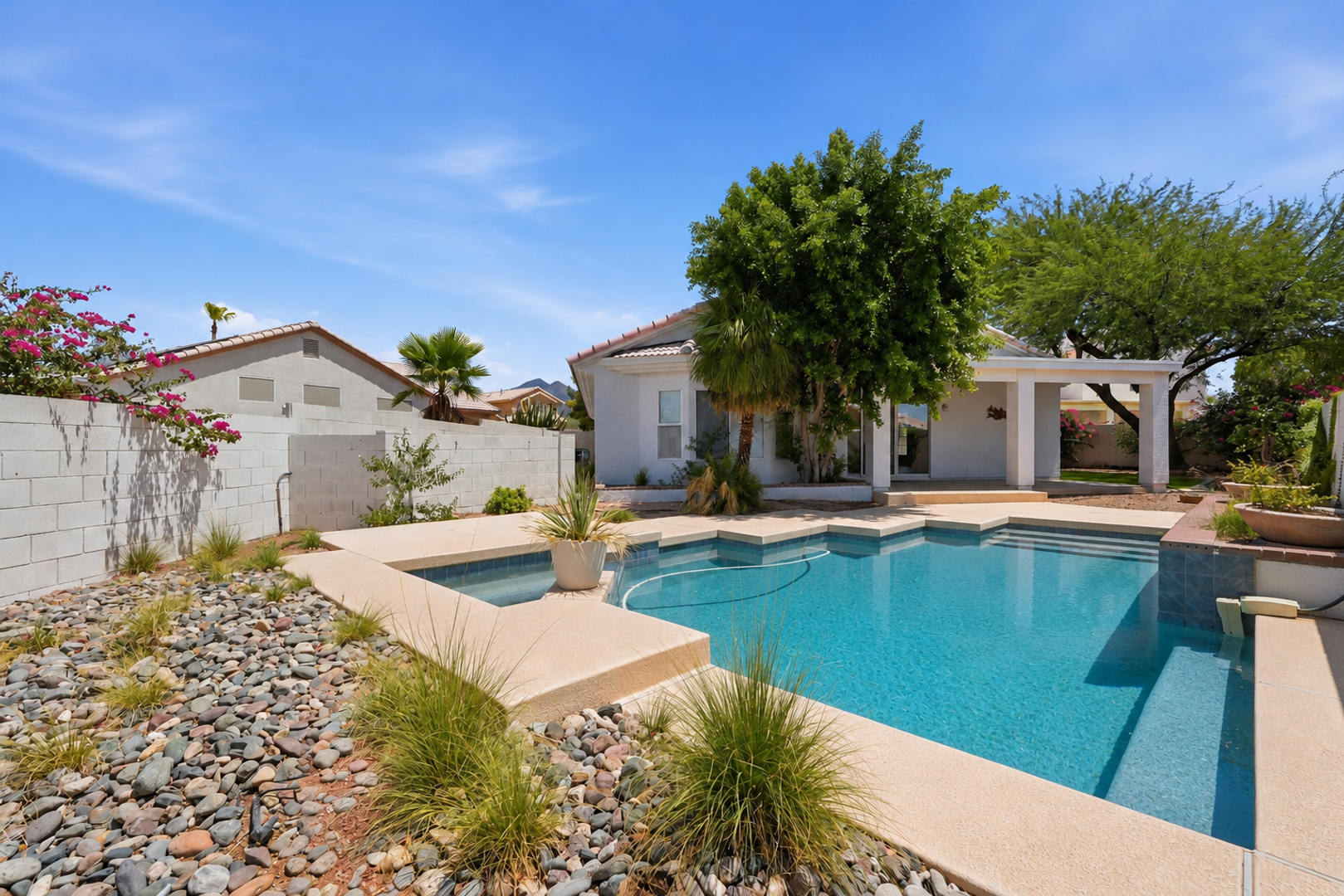 4 Bed 2 Bath House with a pool! – photo 2