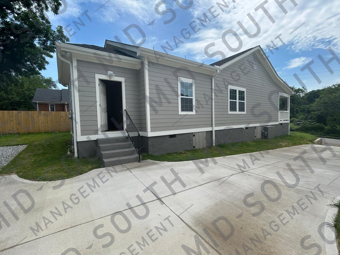 Newly Renovated Spacious 3 Bedroom w/ Full Appliance Package – photo 4