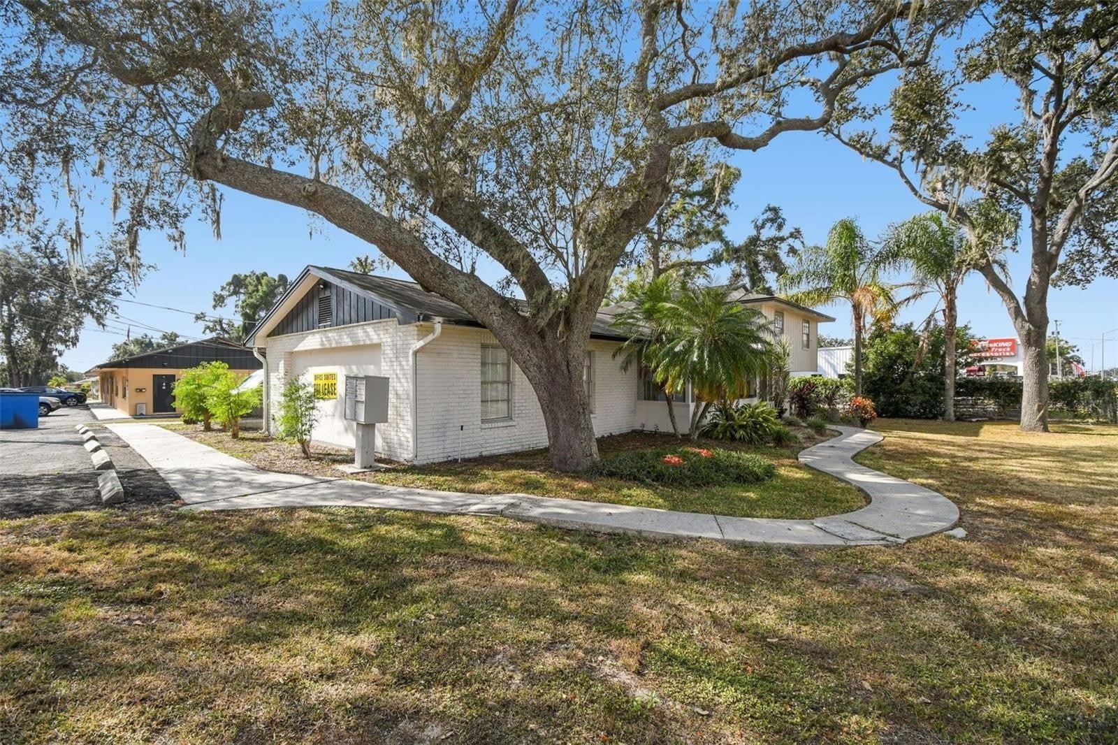 855 E BRANDON Boulevard – photo 2