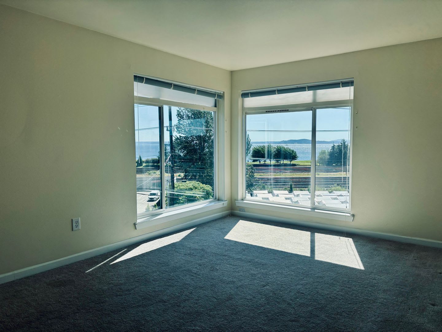 Top Floor West Facing 1bd/1ba Condo with Sound Water Views! – photo 4