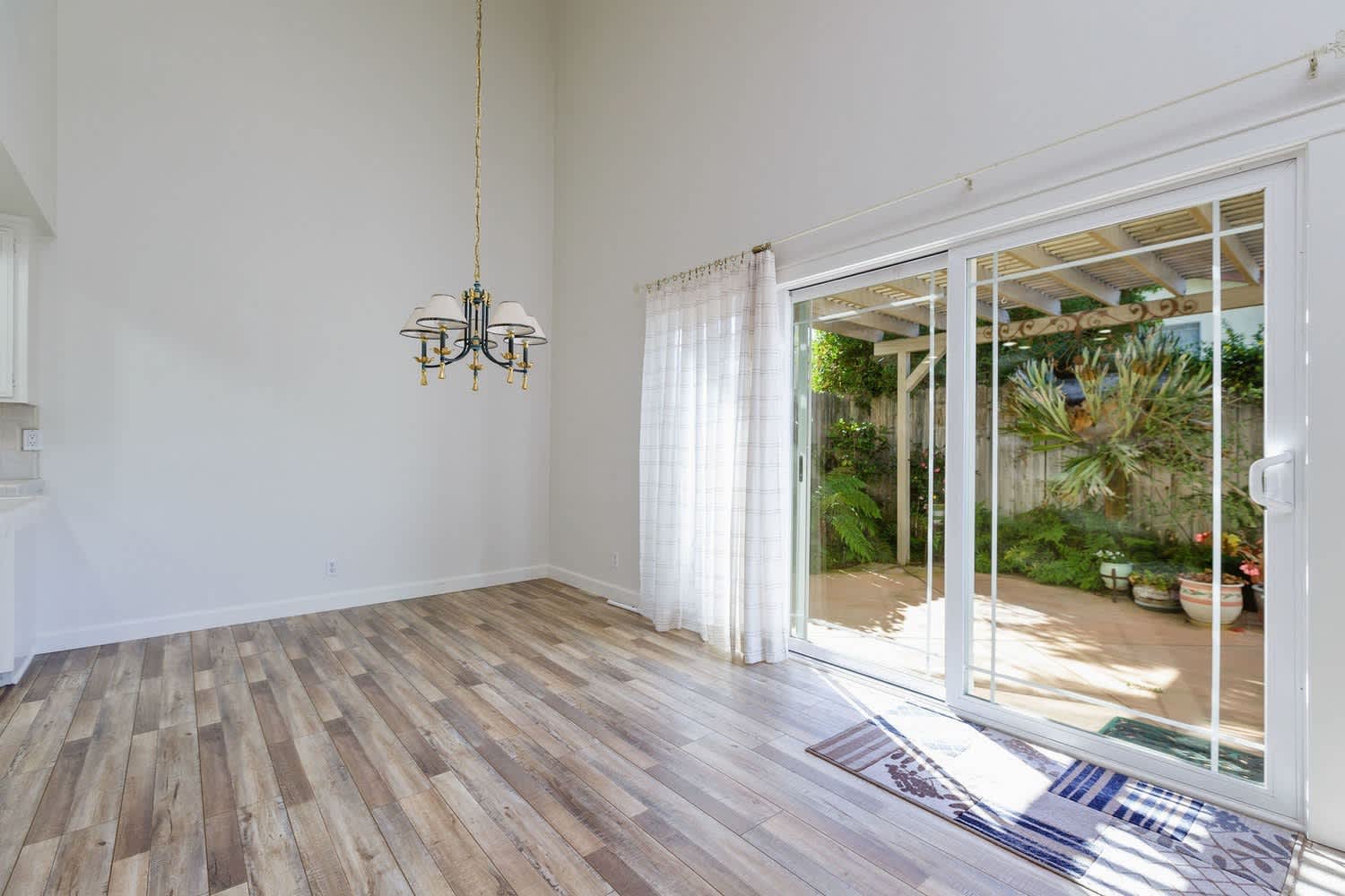 Bright and Open Floorplan! – photo 4