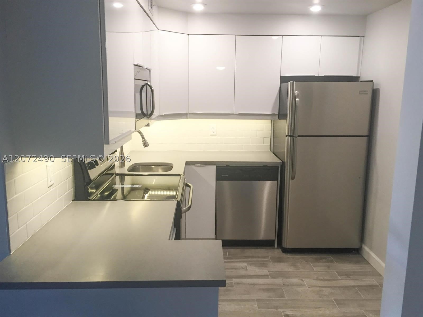 470 NW 20th St – photo 2