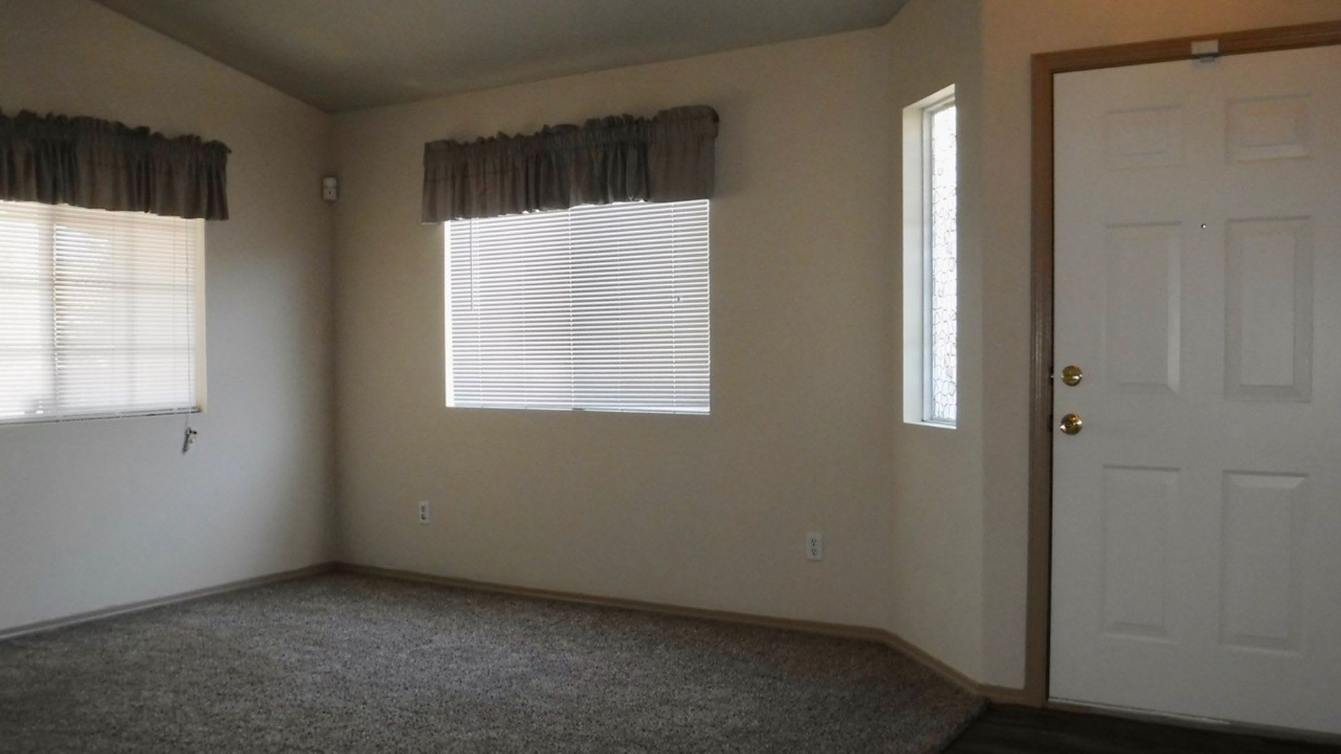 3 Bedroom Home Near Unser and McMahon NW – photo 3