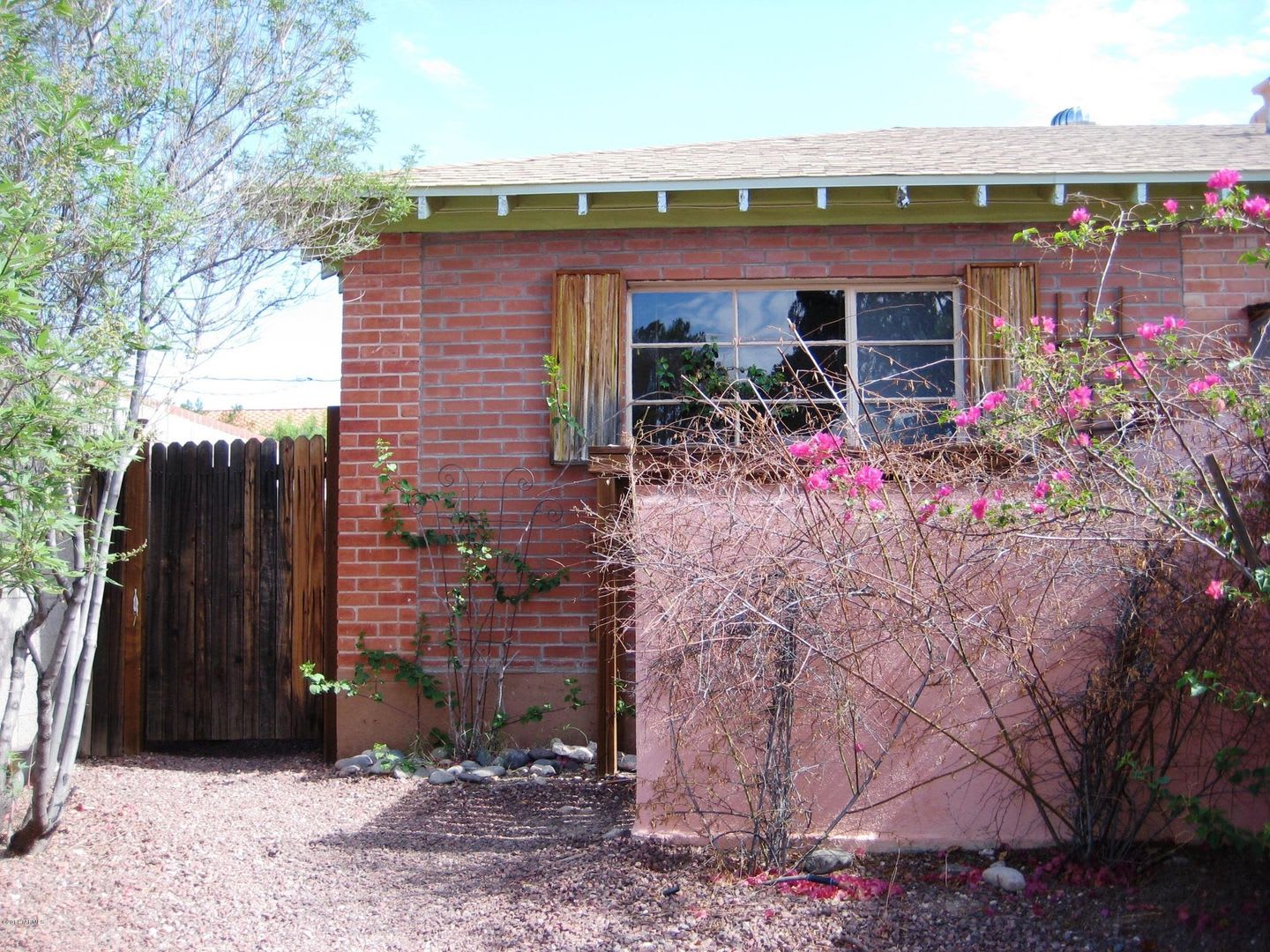 Studio, 1 bath, shared pool! All Utilities Included! – photo 3