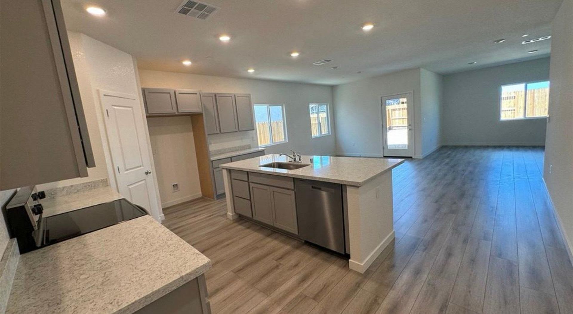 BRAND NEW (Solar) 4/2 w/Massive Backyard Roseville! *Please read entire ad for viewings!! – photo 3