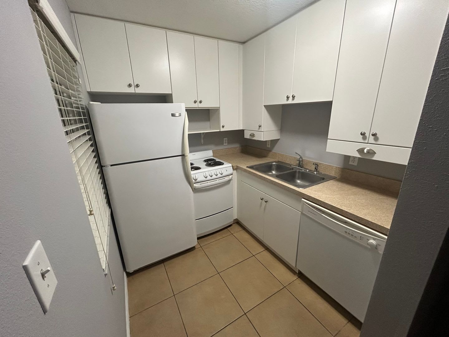 Amazing Upstairs Unit Available Centrally Located In Sarasota S Best Area – photo 4