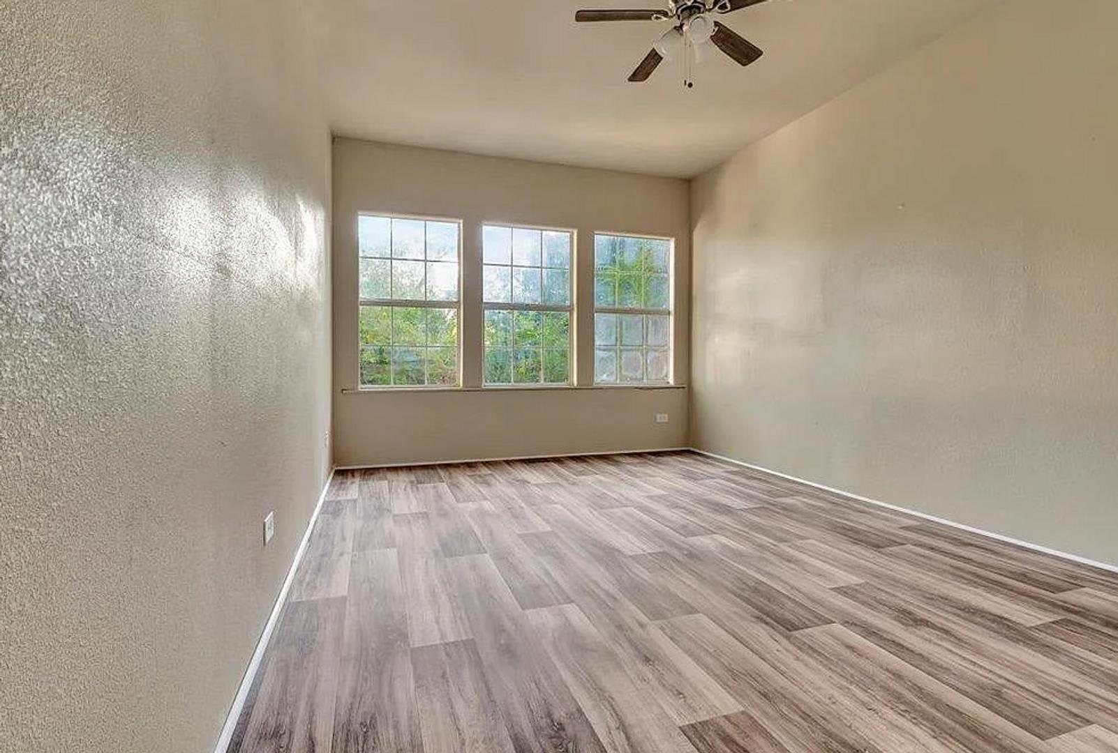 Cute 3 Bedroom 2 Bathroom Home! Available Now – photo 5