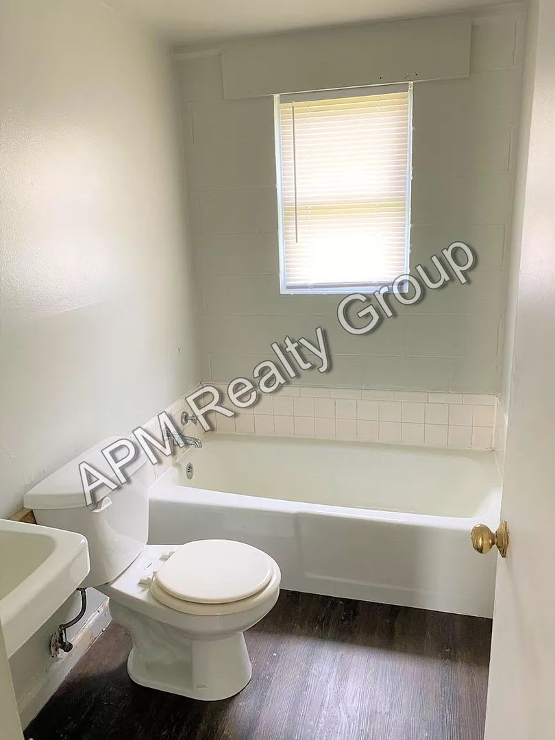 Two bedroom apartment off Colonial Drive – photo 2