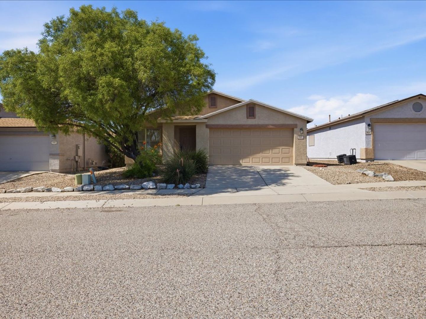 Spacious 4-Bedroom Home with Modern Features & Large Backyard! – photo 2