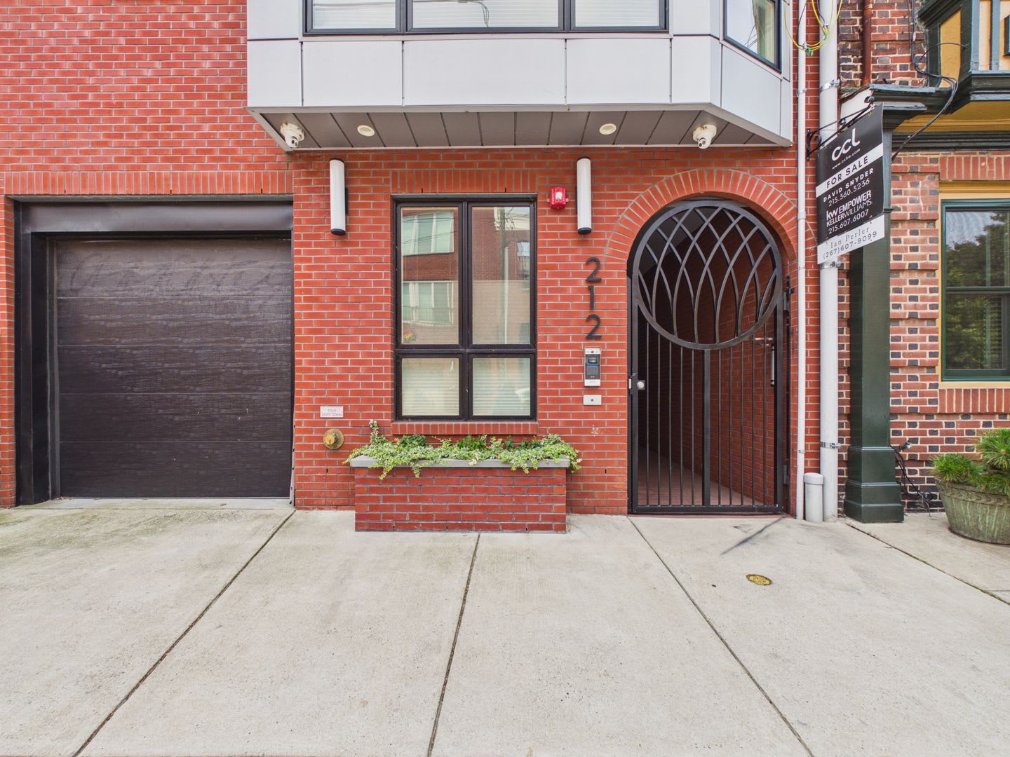 Exquisite Boutique Condo in the Heart of Queen Village – Luxury Living Awaits! – photo 1