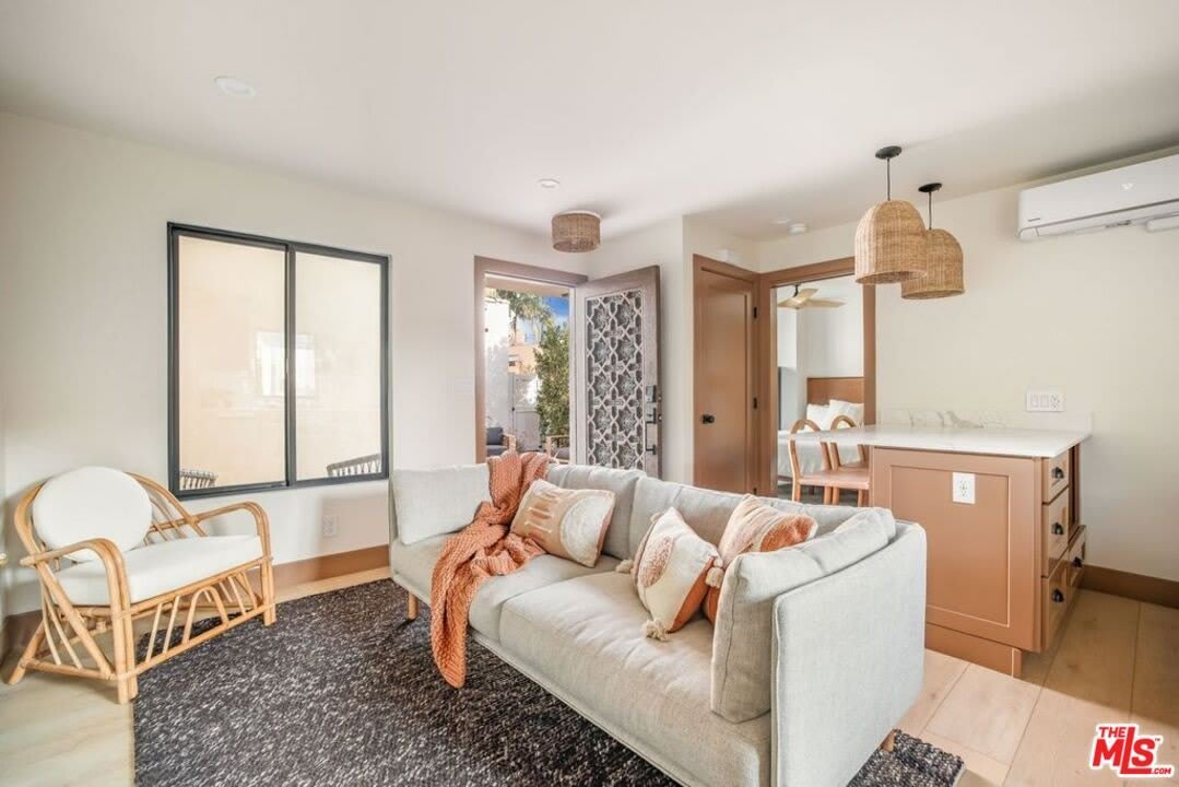 1031 1/2 N Havenhurst Dr – photo 2