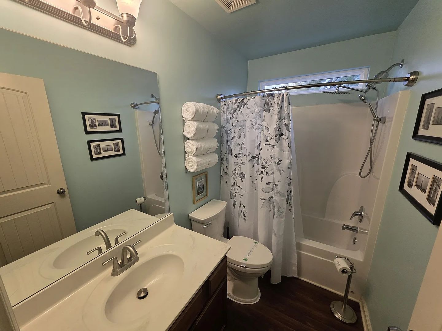 Room in 4 Bedroom Home at Katielee Cove – photo 2