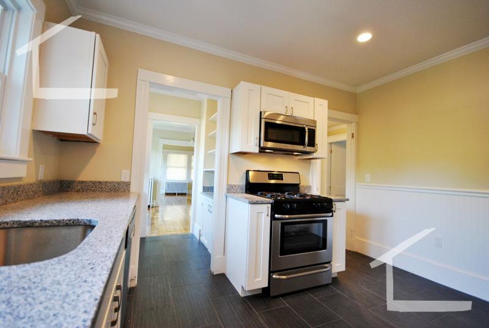 Nicely renovated 4 bed in Oak Square for September! – photo 3