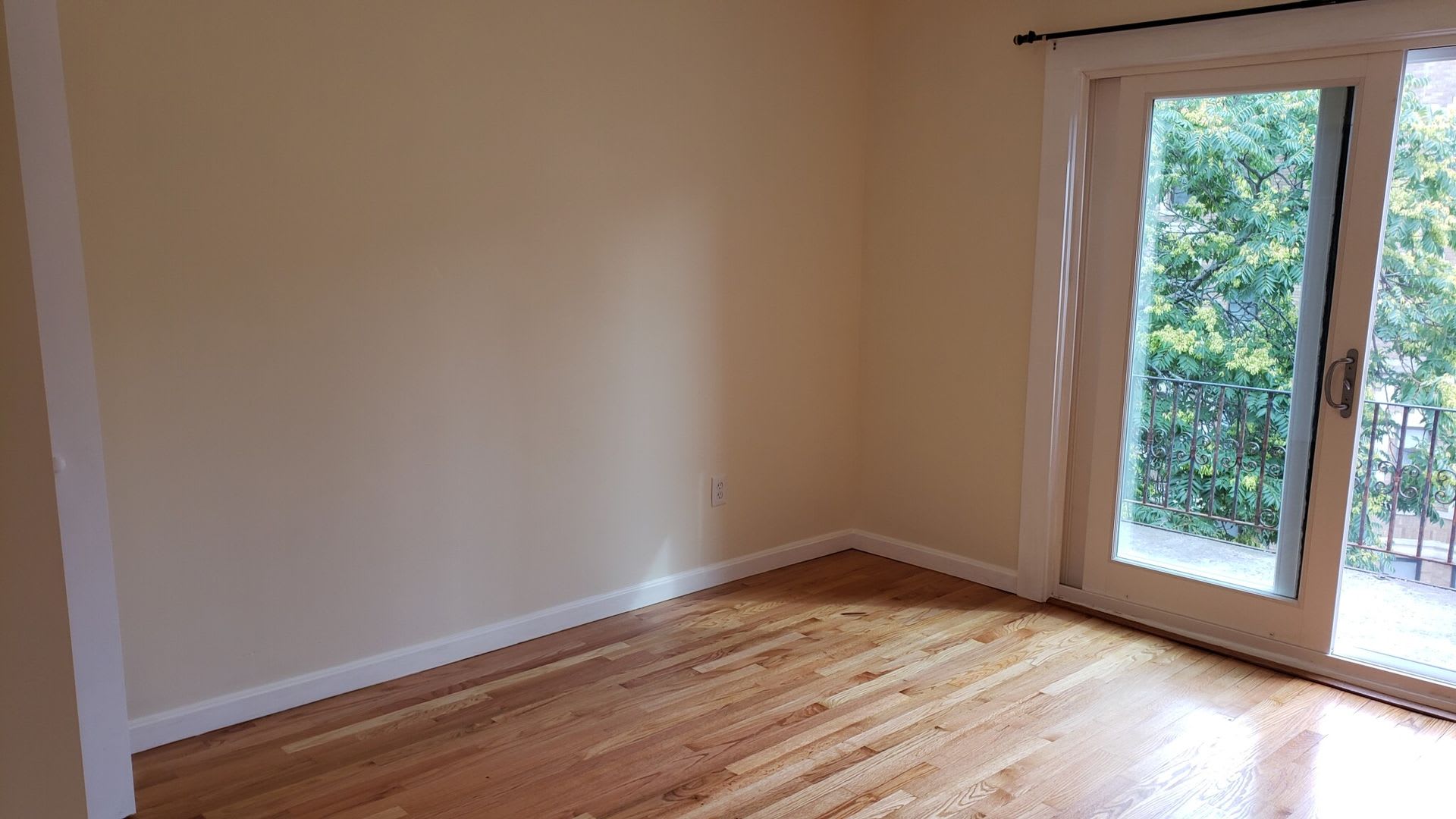 4 Bed 2 Bath W Ht Hw Included And Near The T – photo 2