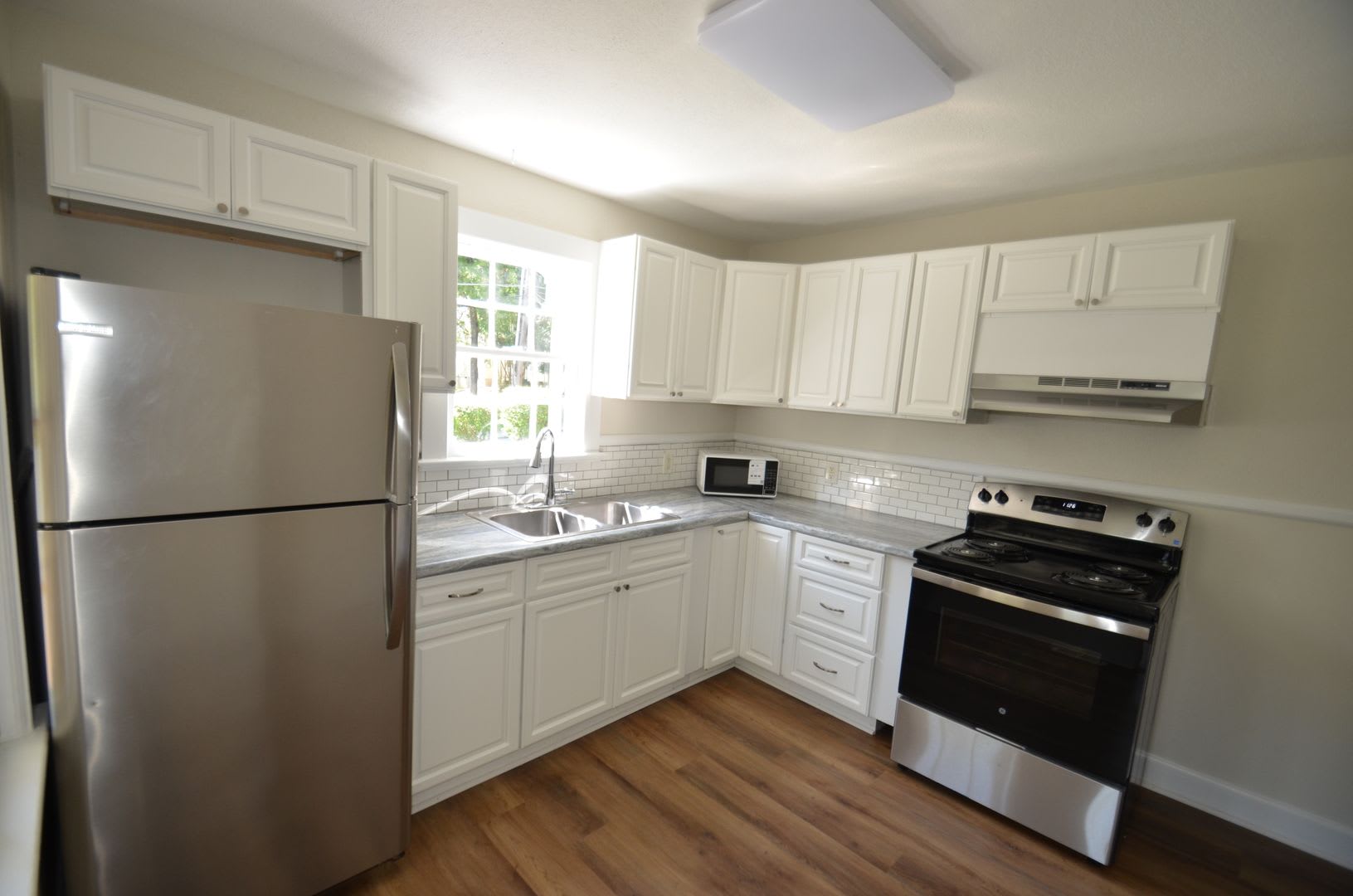 Newly Updated 2 Bedroom 2 Bath Home With Sunroom Bonus Den Connected To Primary – photo 2