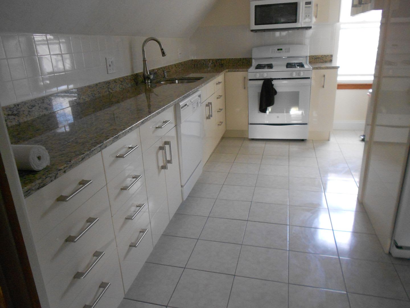Beautiful 4 bed in Oak Sqaure – photo 2