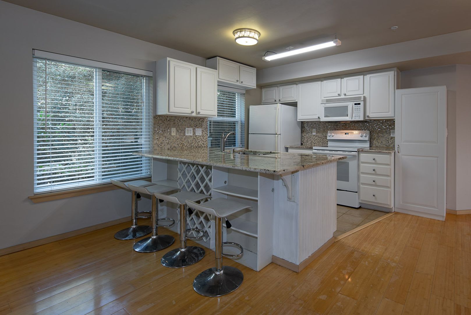 Fabulous Lakemont 2 Bed Condo For Lease – photo 3