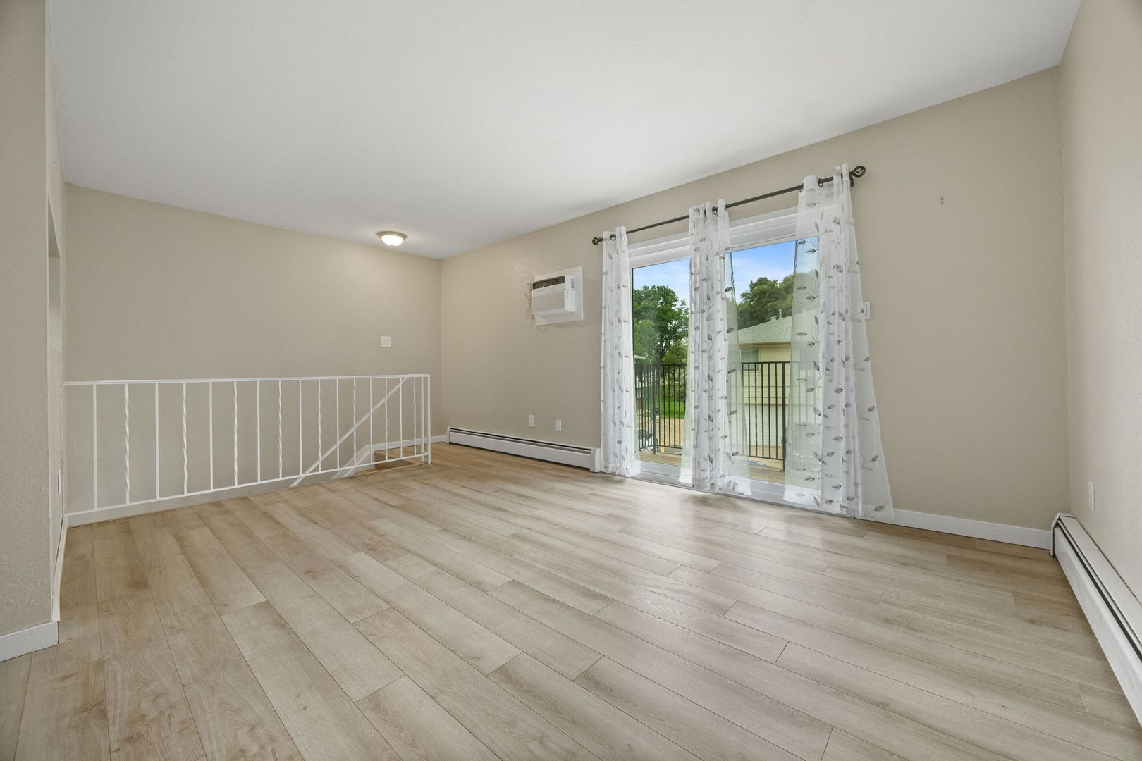 Charming 2BR Townhome w/ Attached Garage in Prime Lakewood Location! – photo 4