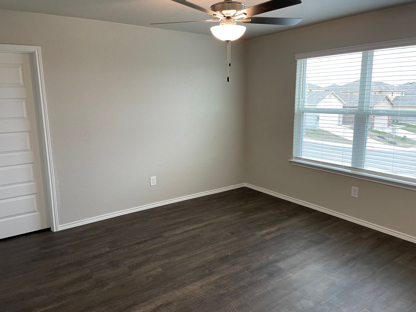 Your Golden Ticket Is Here 6 Weeks Rent Free Sign By 8 31 Beautiful 4 Bed 2 5 Bath Saint Hedwig Home – photo 5