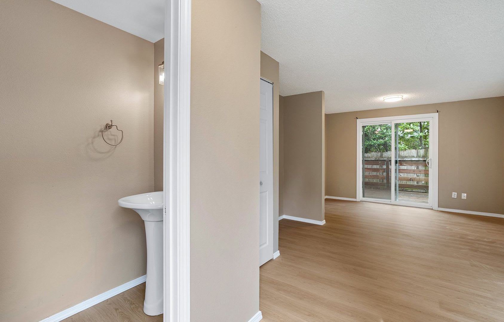 Beautiful West Linn Home With Dual Outdoor Patios Bright Open Living Spaces Outdoor Recreation Just Steps Away – photo 3