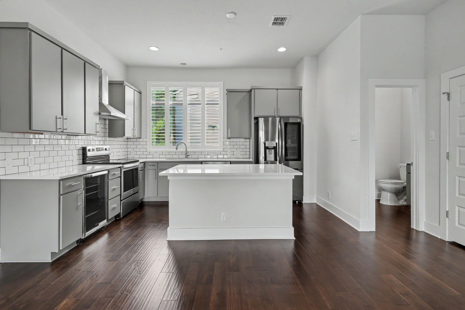 4 Week Free Move In Incentive Modern Downtown Sa Townhome Rooftop Balcony Private Garage All Appliances Included – photo 2