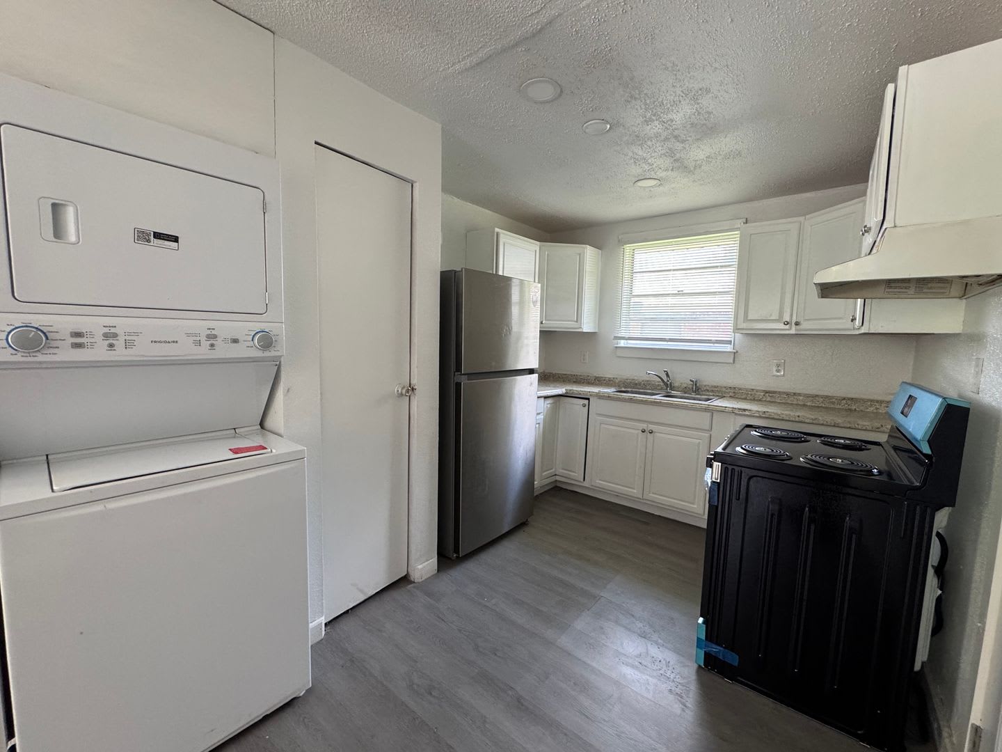 Remodeled 4 Bedroom, 2 Bathroom Brick Bungalow – photo 5
