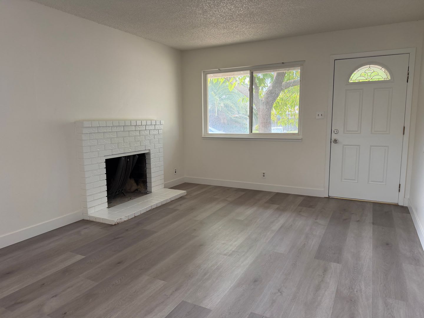 Recently Renovated 1050 soft. 3 Bedroom 2 Bathroom 1/2 Plex In Rancho Cordova For Rent – photo 4