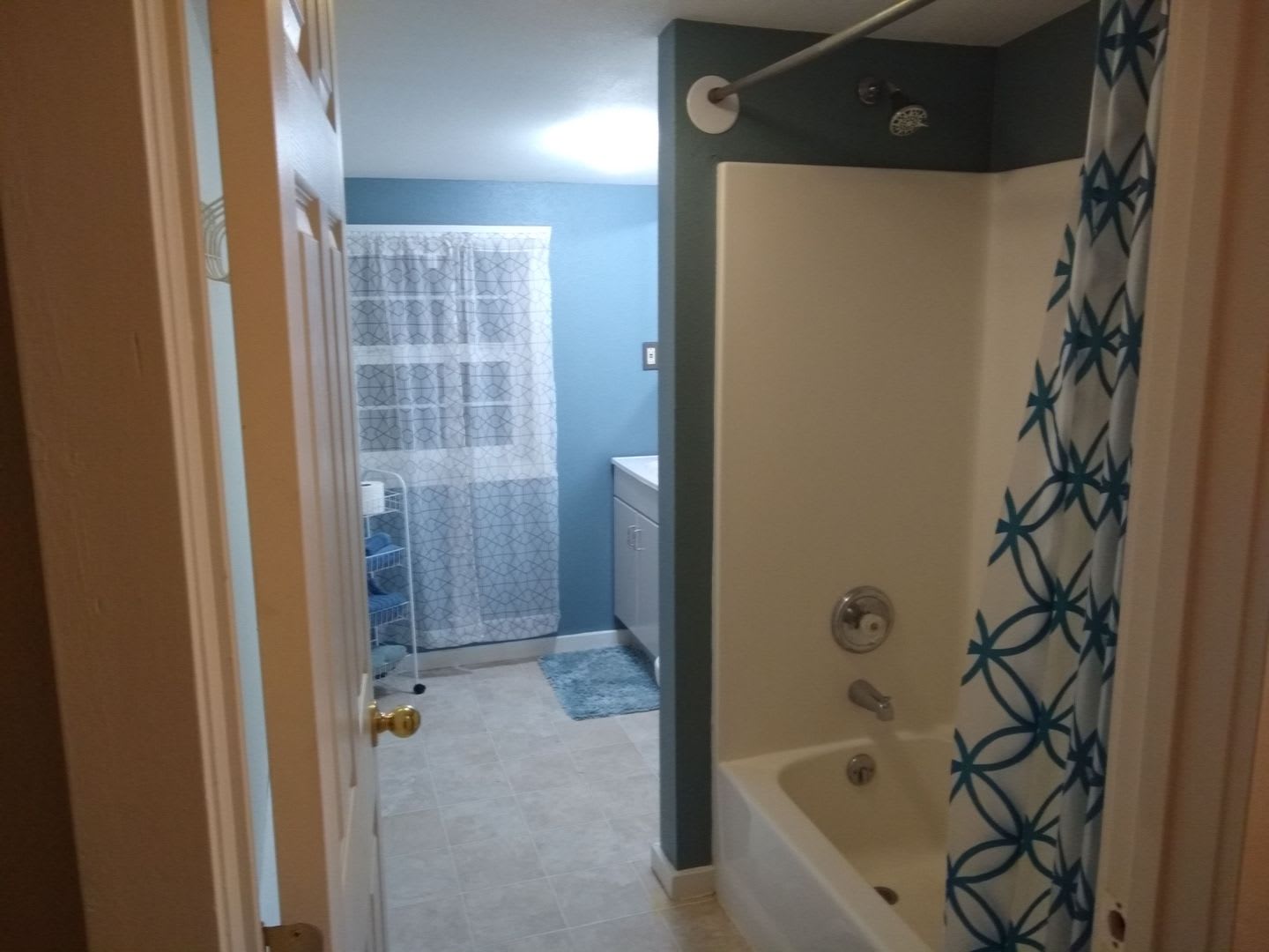 Close To Downtown Upper Level Apartment – photo 5