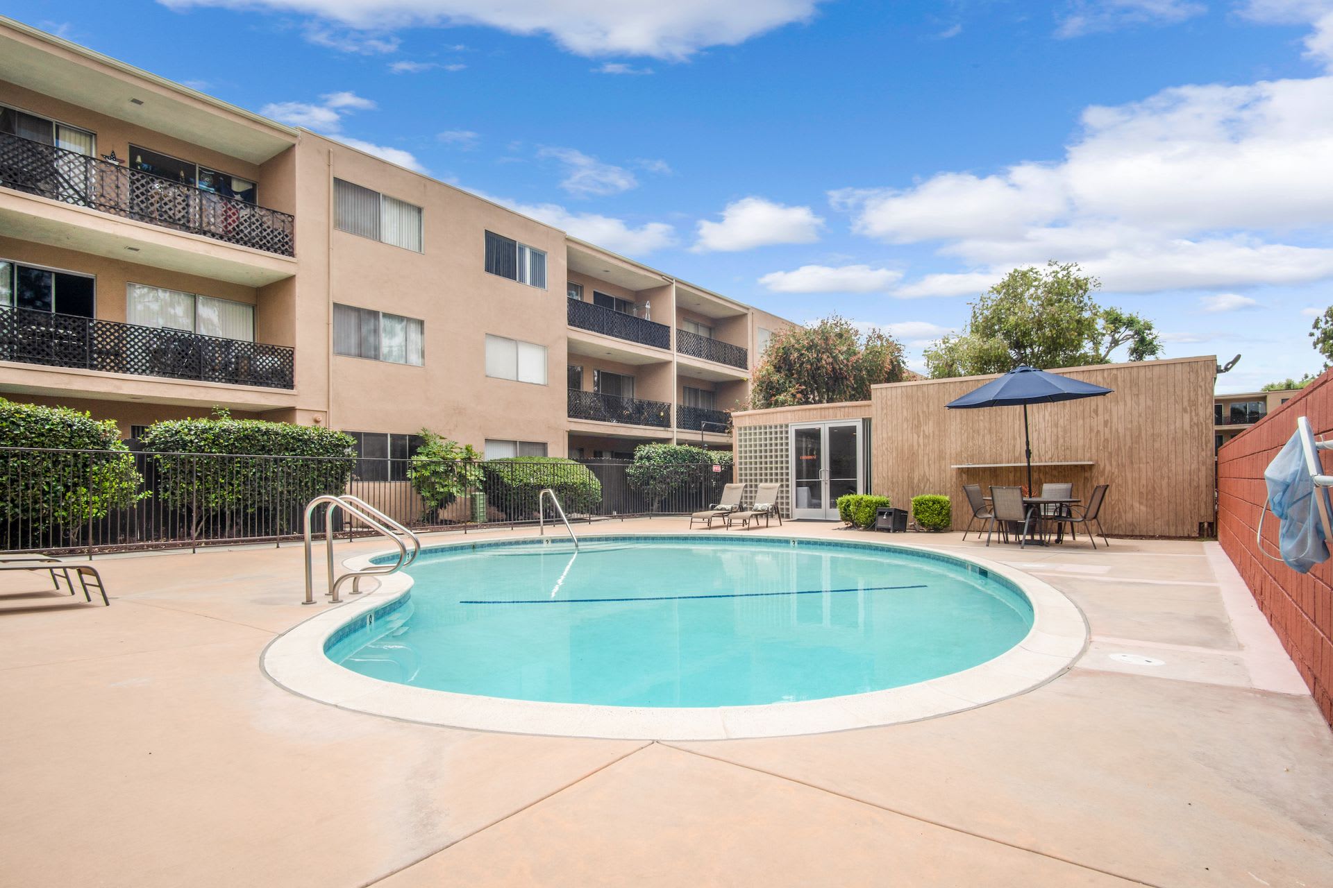 Spacious 2 Bed / 2 Bath with Large Balcony – Pet Friendly! – photo 2
