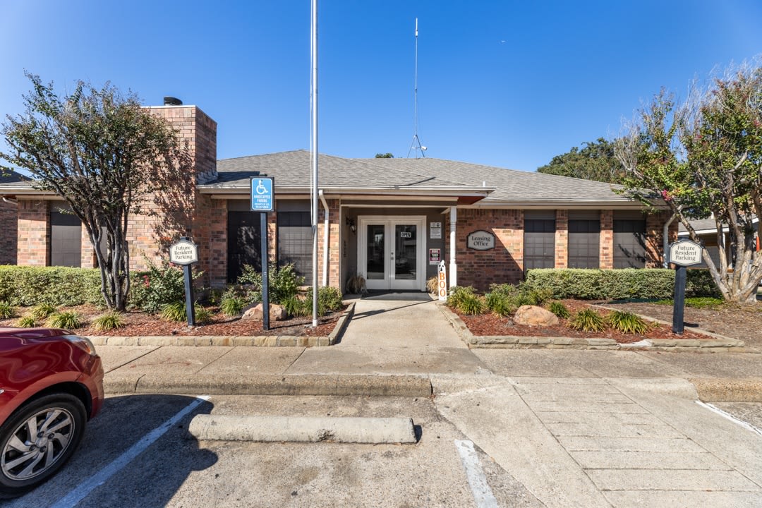 Regal Crossing Apartments – photo 3