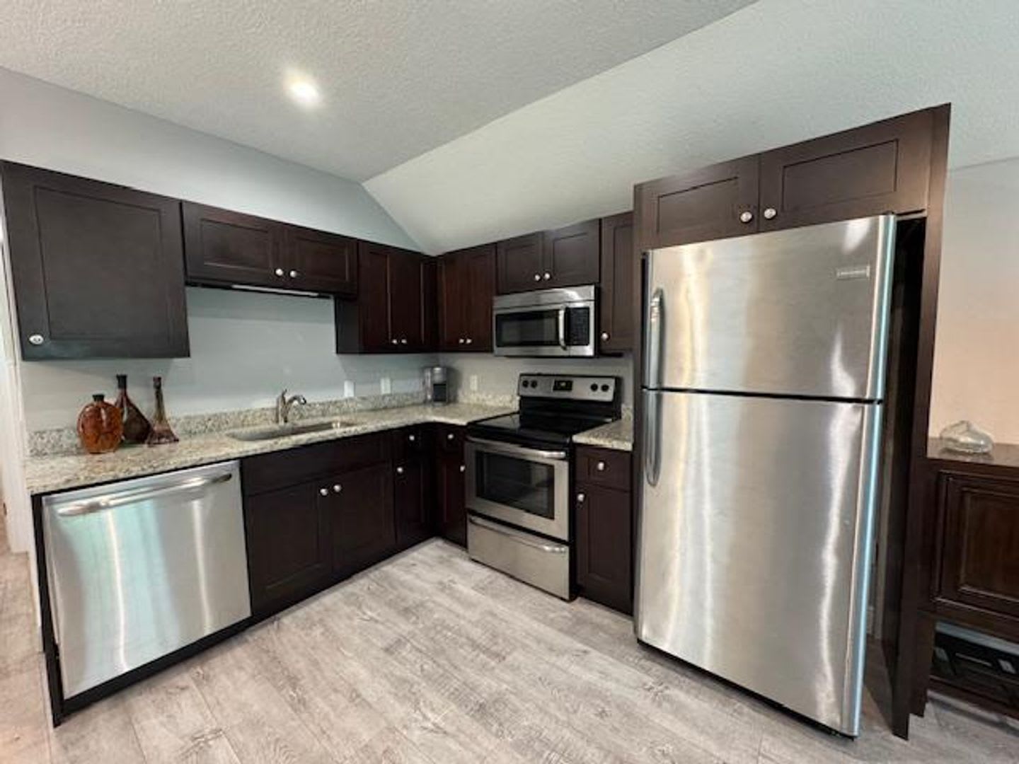 1 Bedroom Renovated Garage Apartment – photo 5