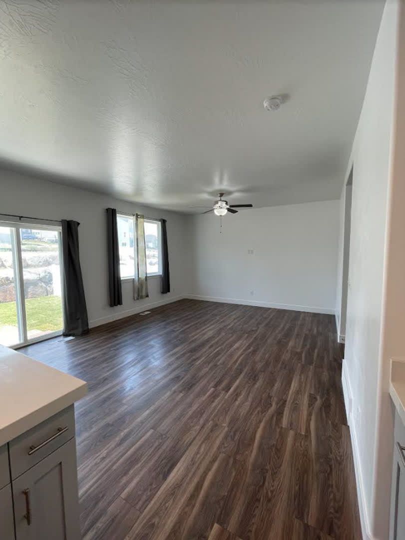 Beautiful 4 bedroom 2.5 bathroom available in Eagle Mountain – photo 4