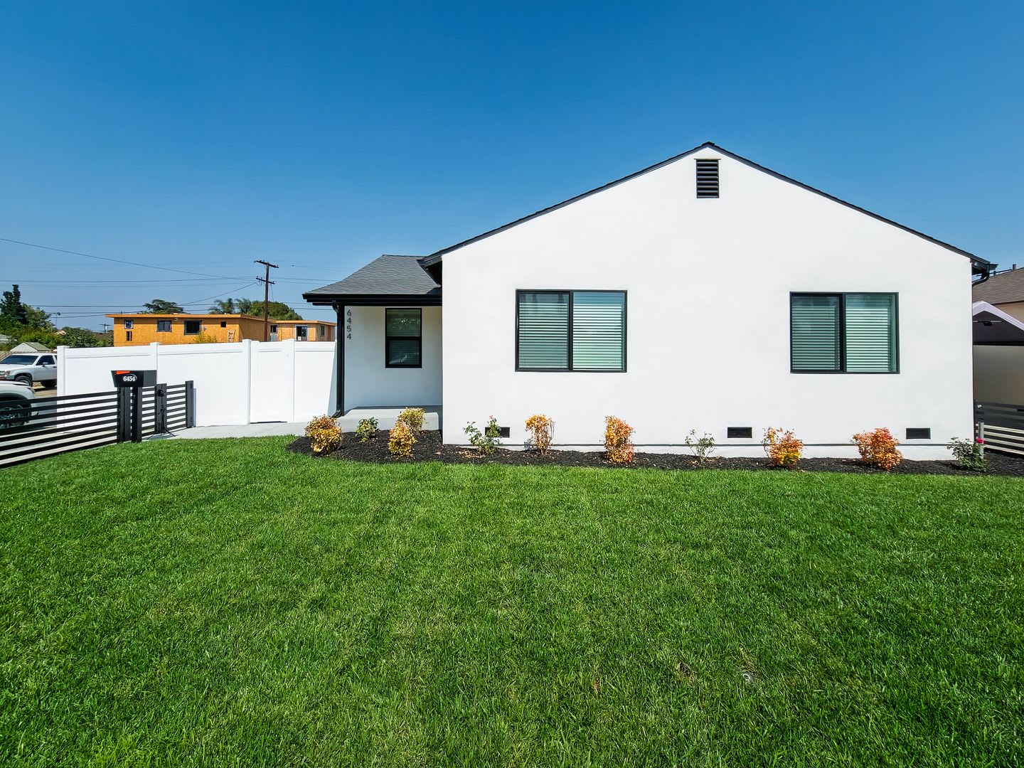Tastefully Remodeled 4BR Home in North Hollywood! – photo 2
