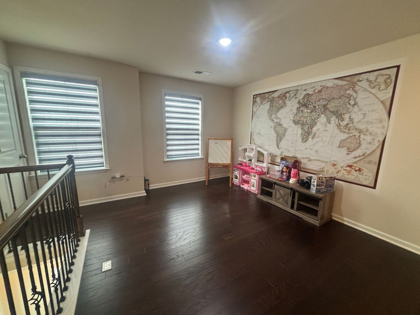 Room in 5 Bedroom Home at Aintree Ave – photo 5