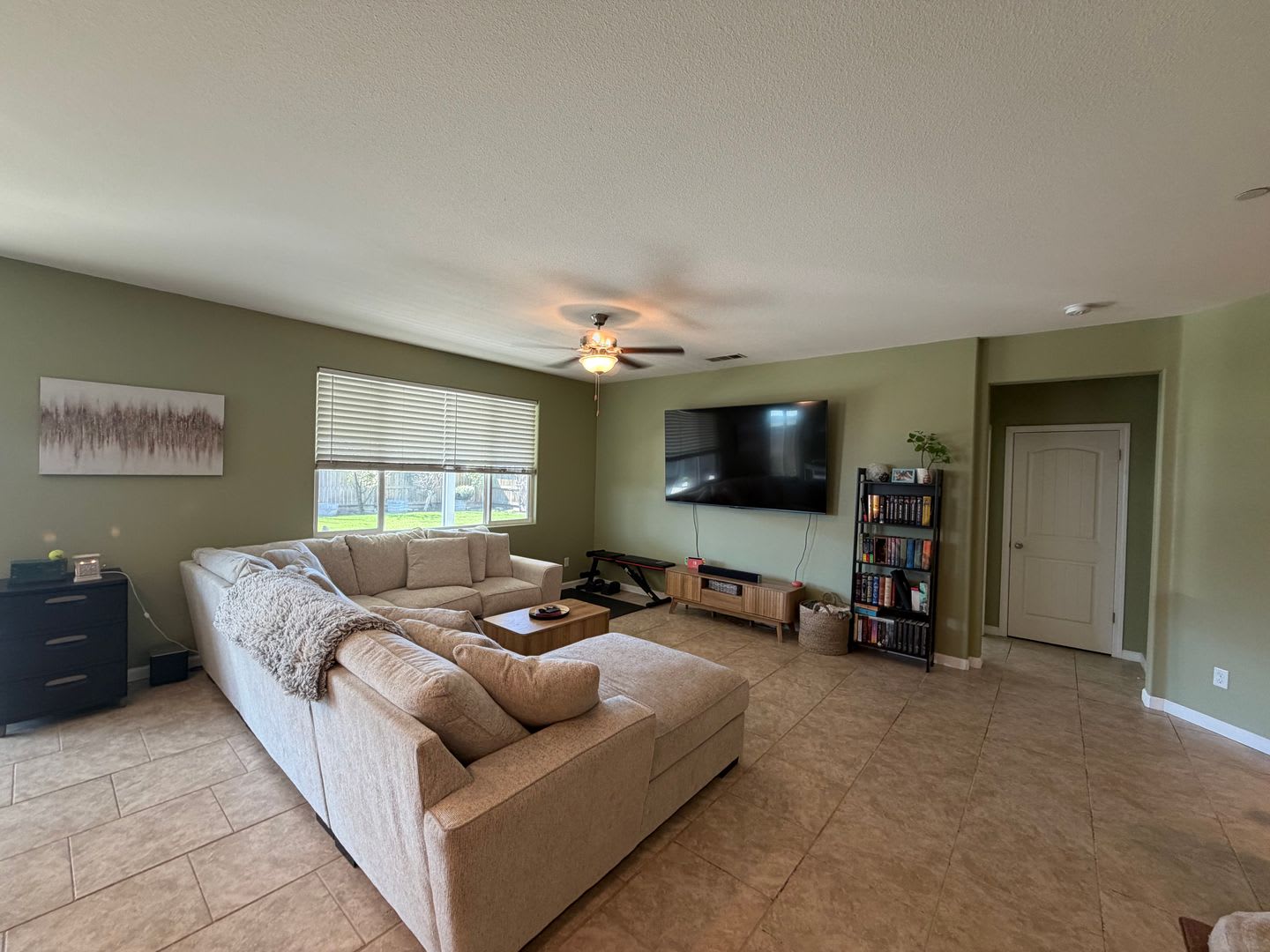 Adorable 3 Bedroom, 2 Bathroom Home in a Quiet North Hanford Neighborhood – photo 5