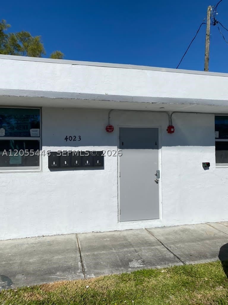 4023 SW 19th St – photo 2