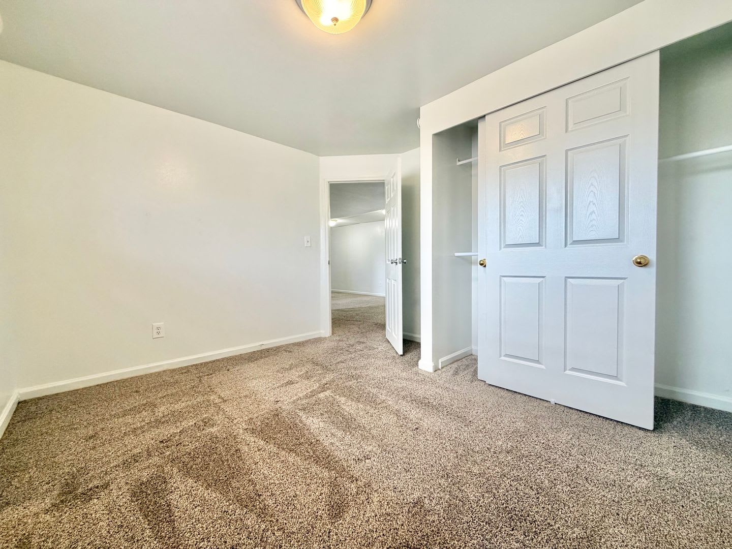 Spacious Pet-Friendly Home with Dual Living Areas &amp; Large Backyard – photo 3