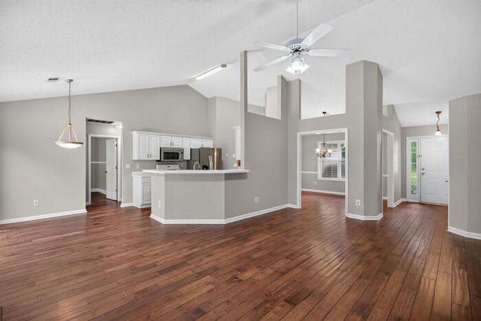 390 Silverthorn Drive – photo 4