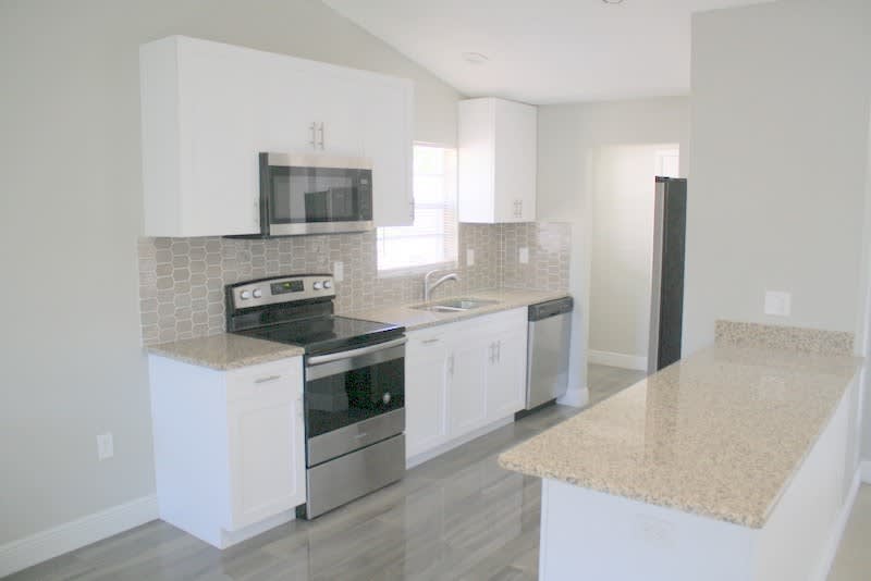 Beautifully updated over size 2 bed 2 bath 1 car garage home! – photo 2