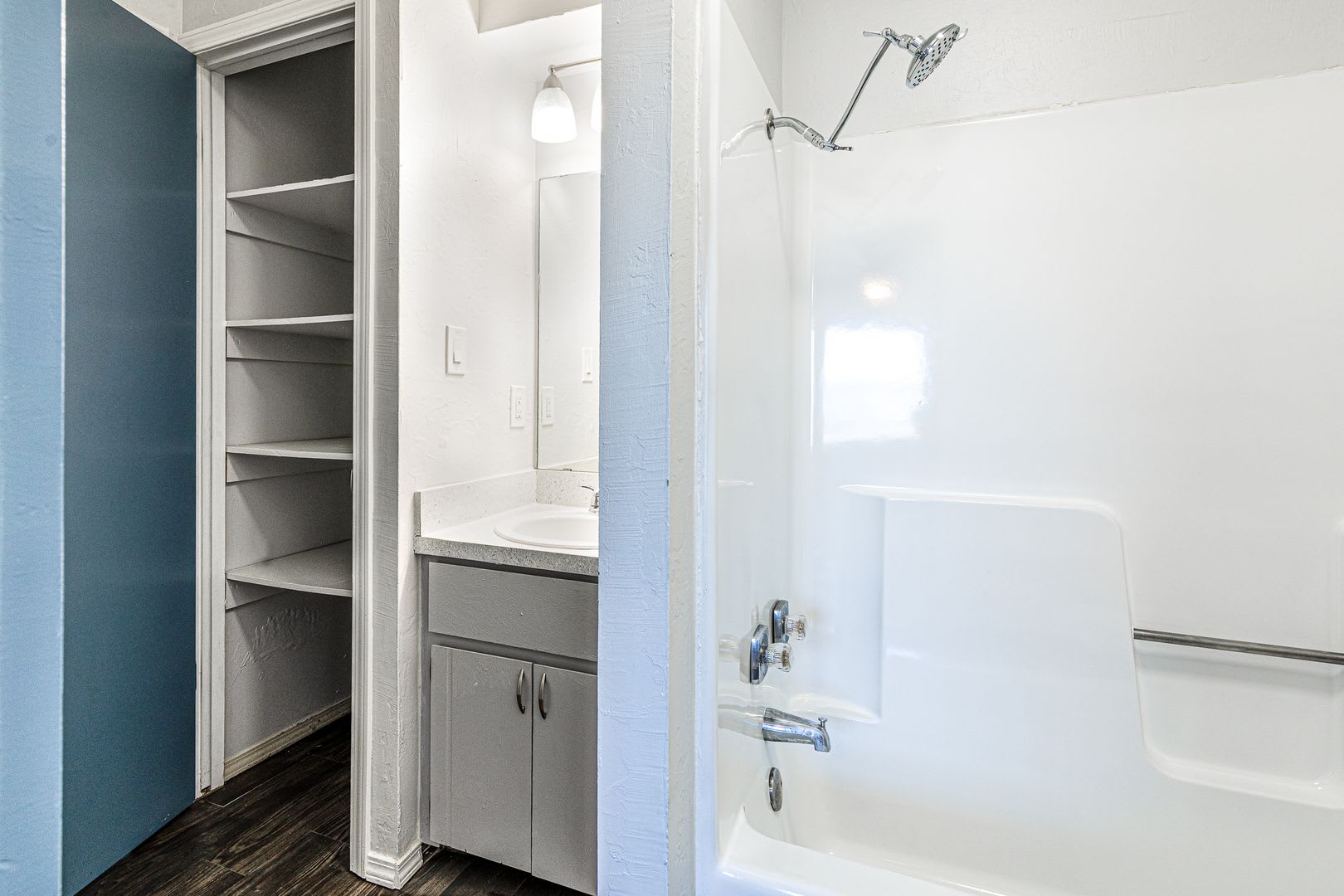 Large Renovated 2Bed 2Bath Apartment – photo 5