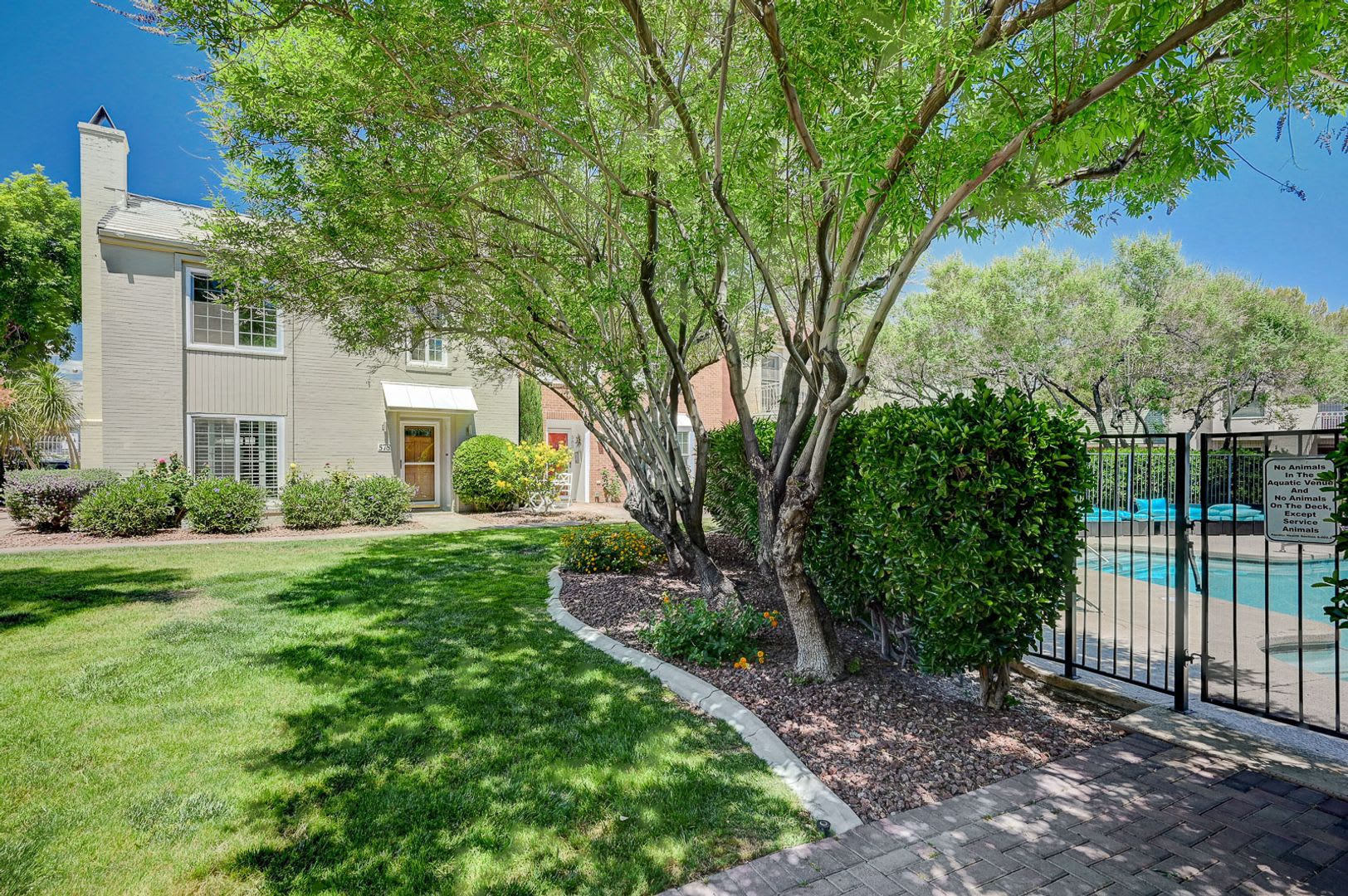 Beautiful 2 Bedroom Townhome in Guard-Gated Community – Prime Location! – photo 2