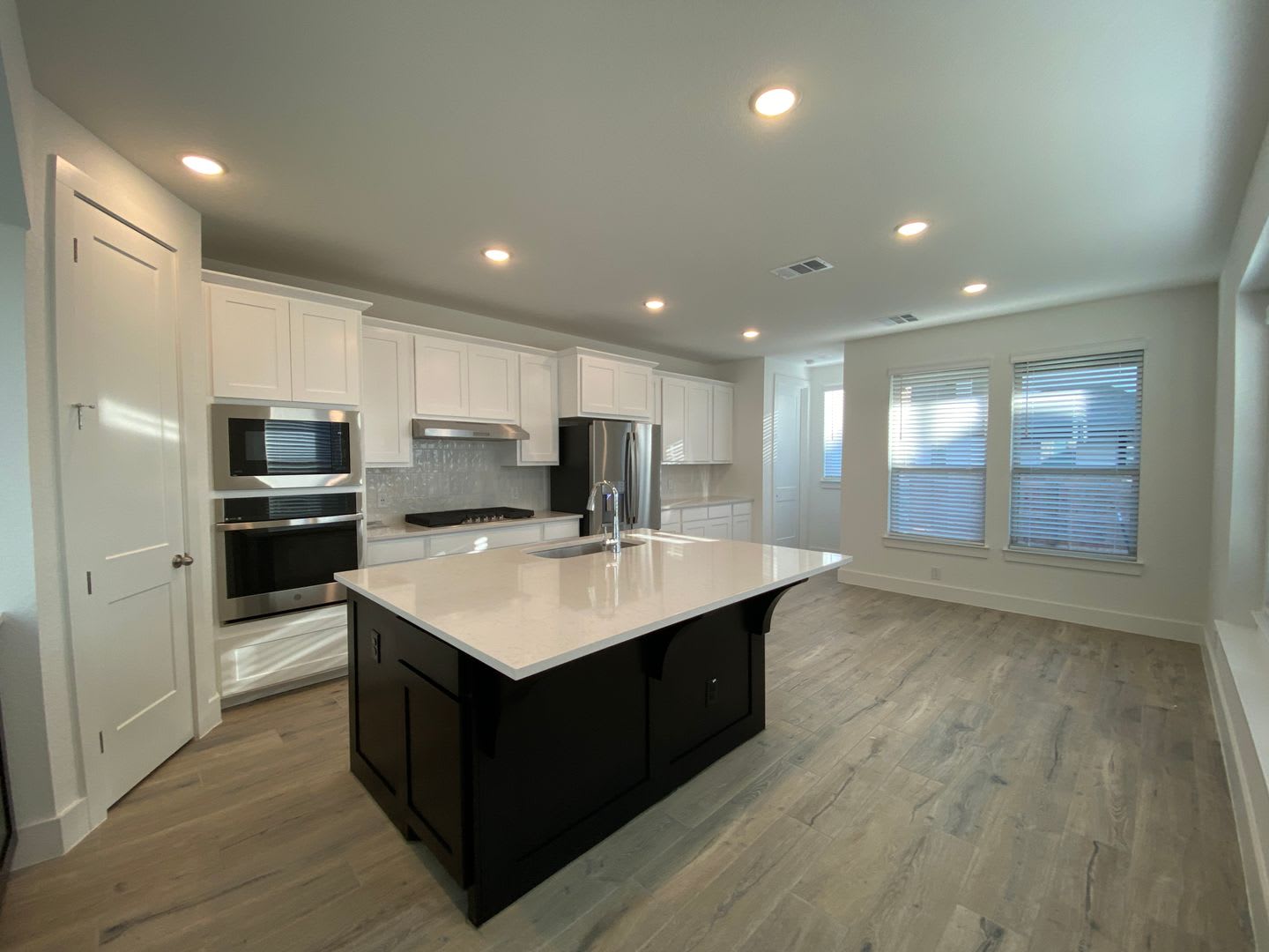 1 Mile To Gruene 4 Bedrooms 3 Bathrooms Plus A Game Room Loft Covered Patio Fenced In Yard Nbisd 1 Month Free Rent – photo 3