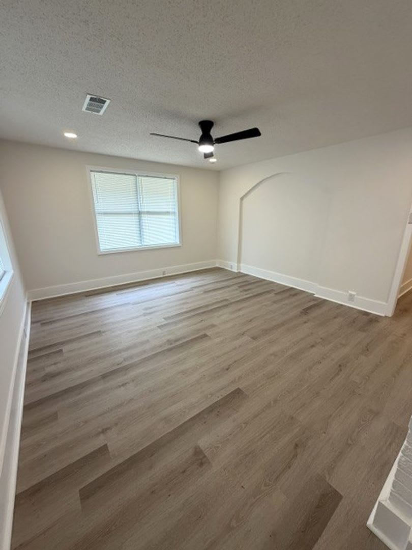 3 minutes from campus! 4 bedroom 2 bath house available now! – photo 3