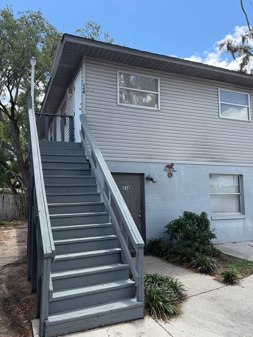 Adorable 2 bed/1 bath second floor apartment! – photo 1