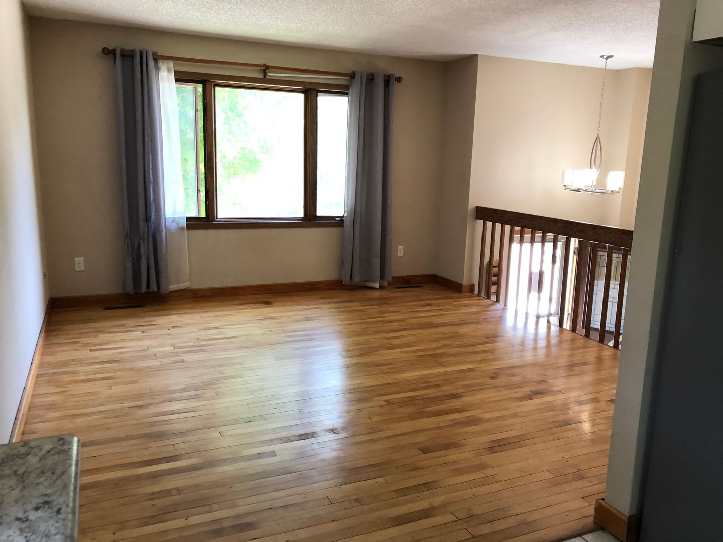 2900 5 Bedroom 3 Bath Fenced Backyard Deck Laundry Basement – photo 2