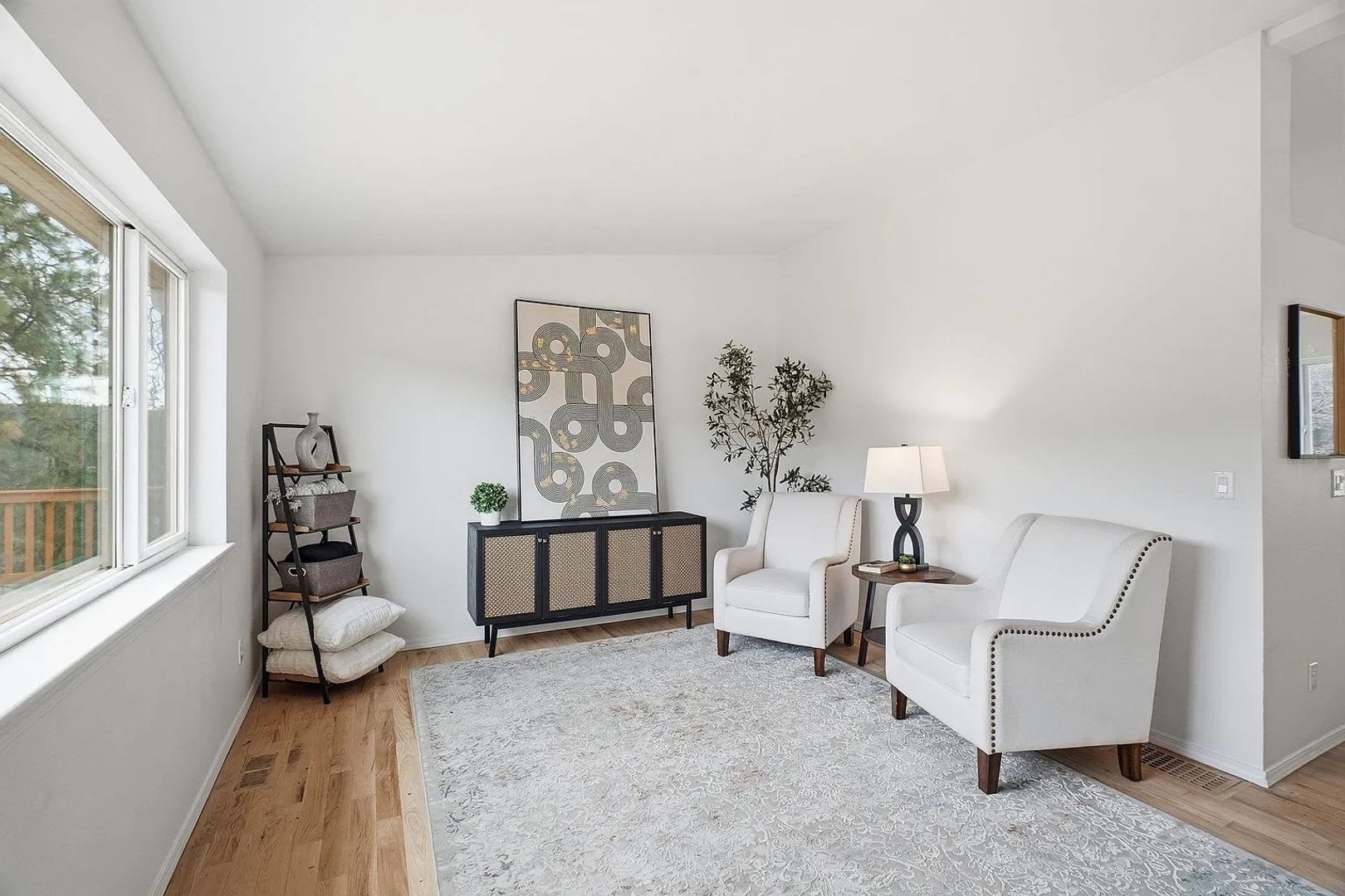 Spacious 4-Bed / 3-Bath South Hill Home — Views, Central A/C, Attached Garage – photo 3