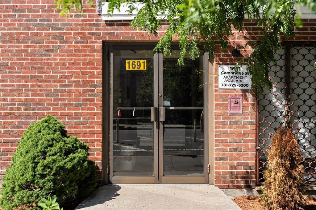 1691 Cambridge St – photo 4