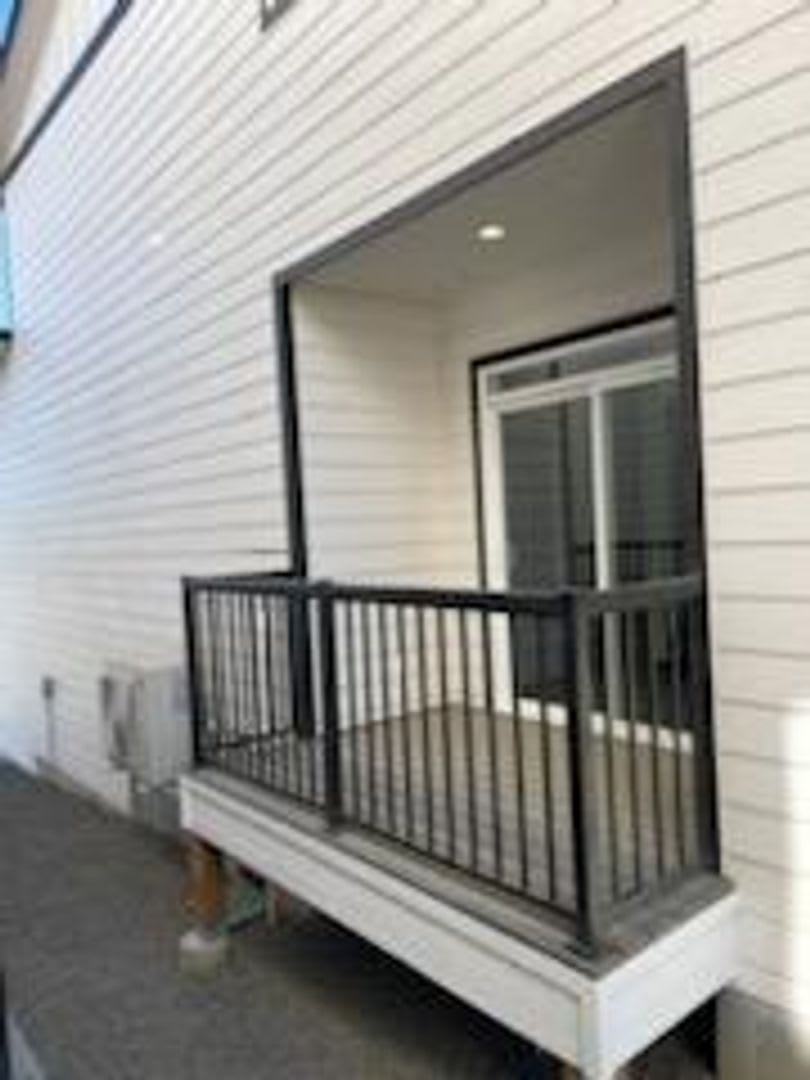 Modern design 3 bed, 2.5 bath duplex Available July 10th! – photo 5