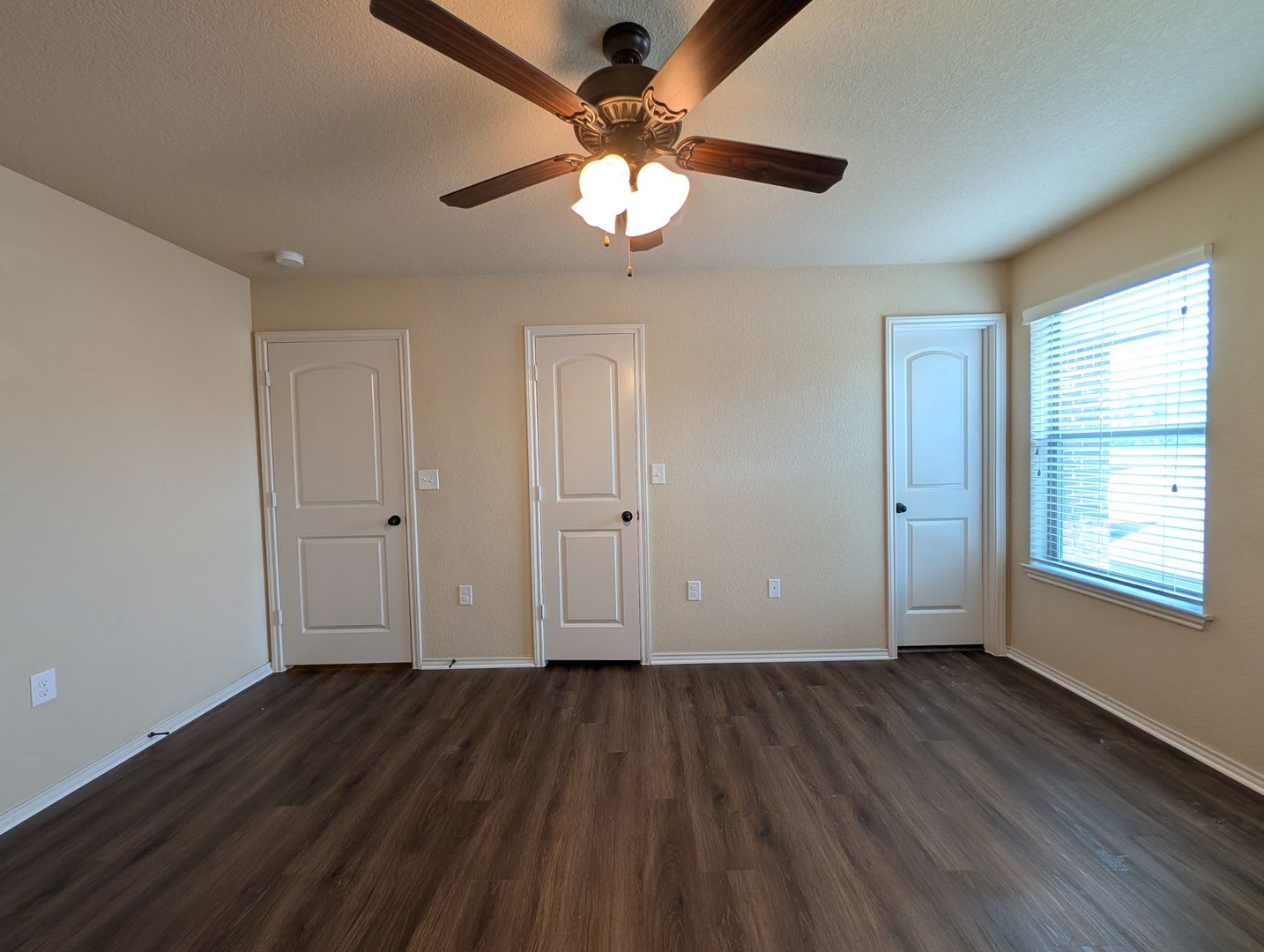 Two Story 3 2 5 2 Duplex Close To Creekside Shopping And Entertainment Fridge Fenced In Yard Cisd – photo 2