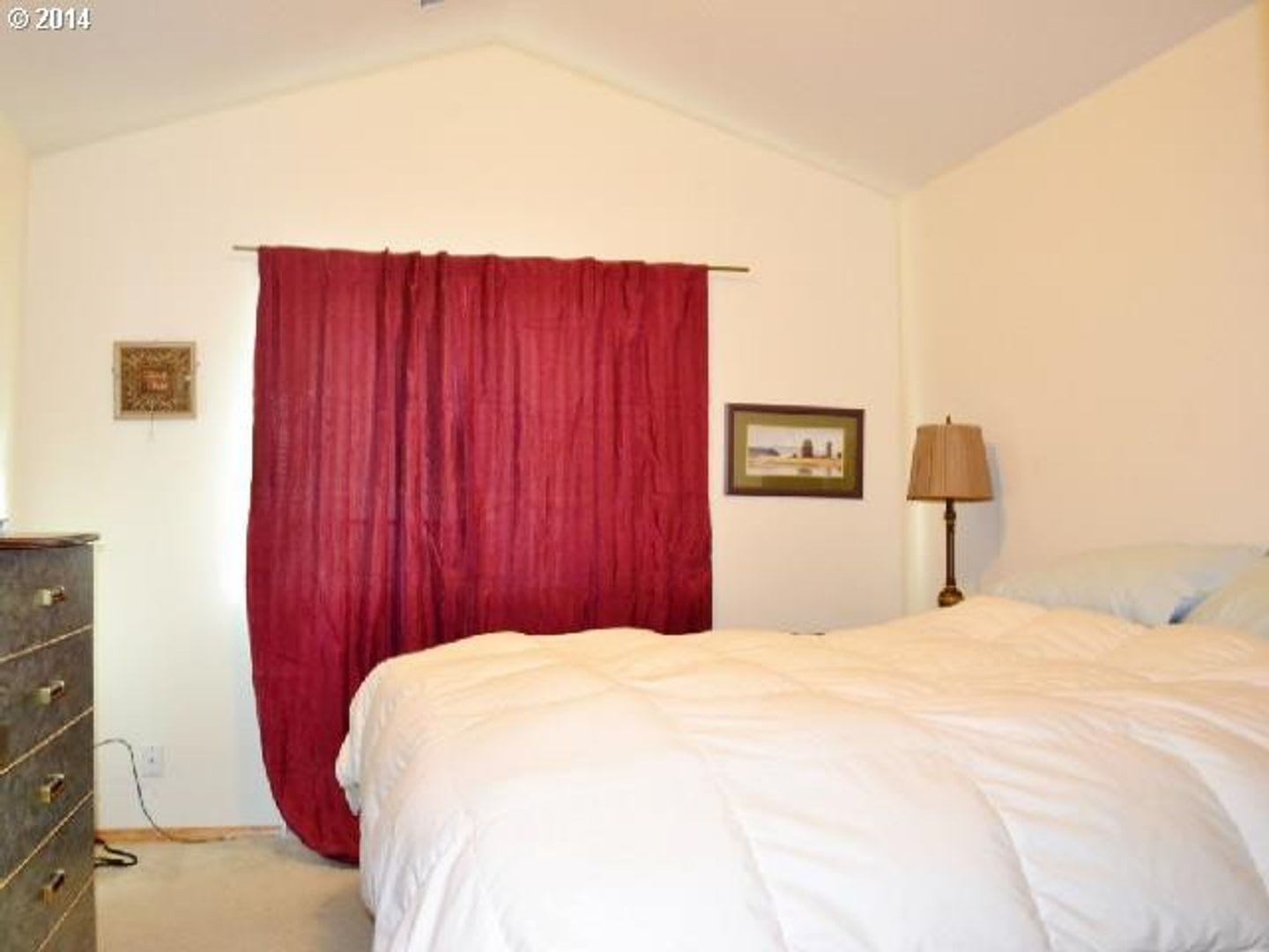 Bright Beaverton Townhome with Spacious Living Areas, Decorative Fireplace & Functional Kitchen – photo 4